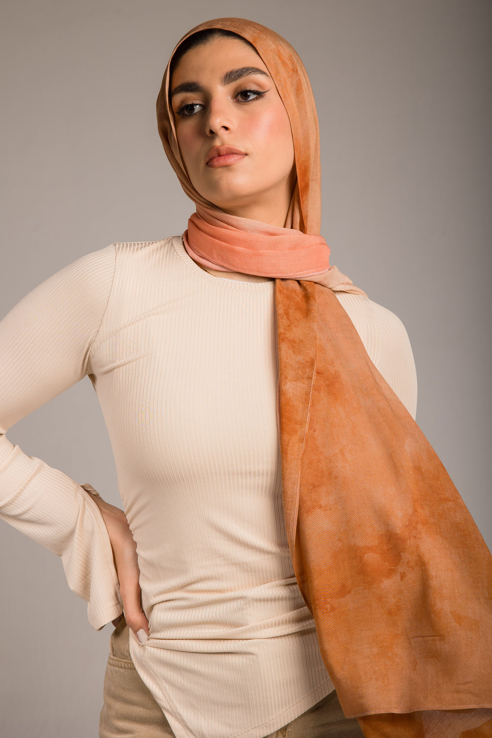 Worood Arabian Desert Modal Scarf – warm and classic. – سكارف مودال أرابيان ديزرت من ورود – دافئ وكلاسيكي بطابع أصيل.