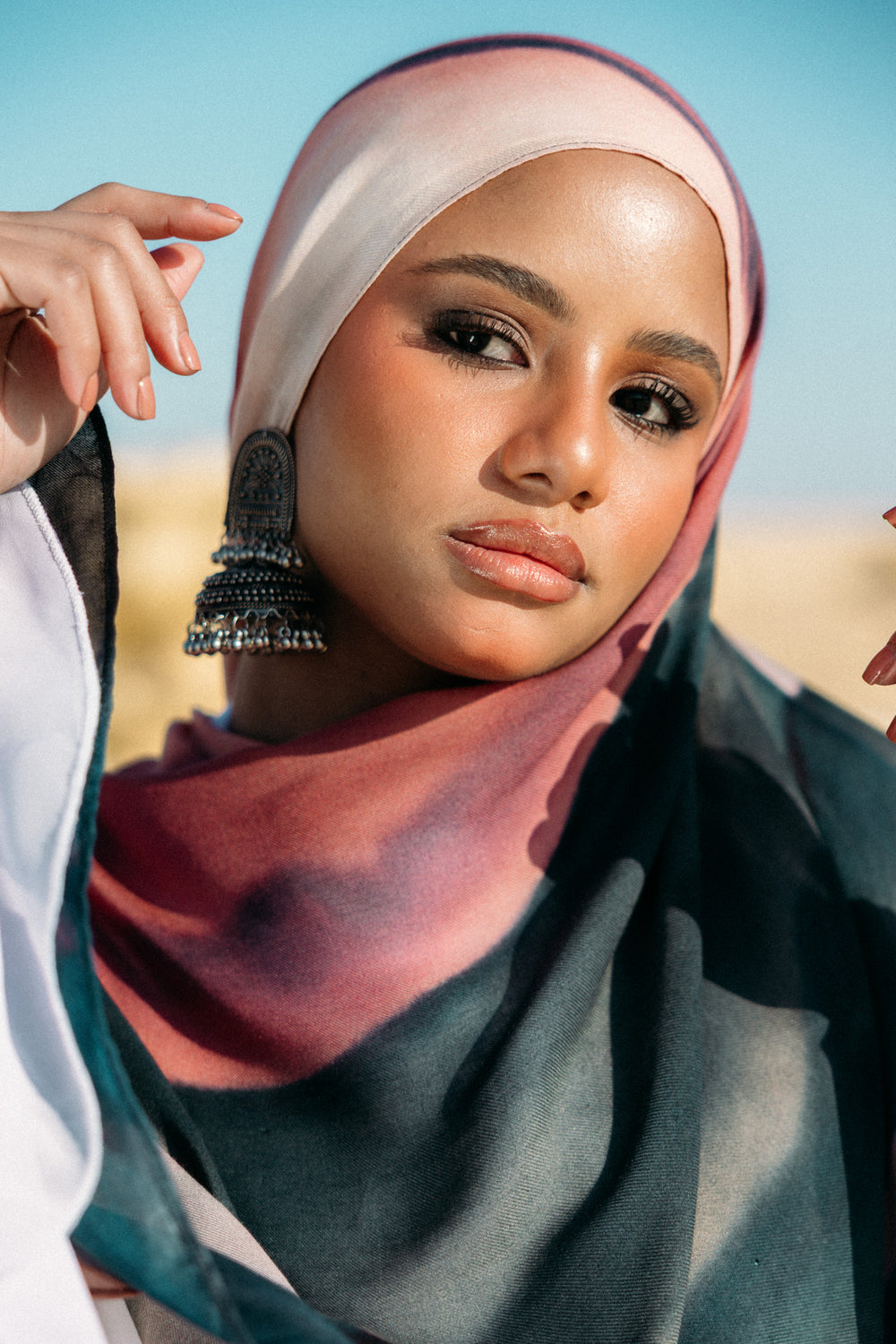 Jebal modal scarf worn as a lightweight hijab with grounded fluid drape – وشاح جبال مودال يُرتدى كحجاب خفيف بانسيابية ثابتة ومتوازنة
