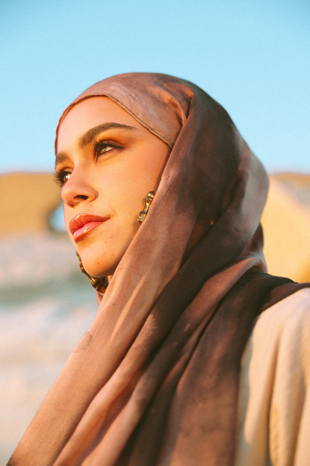 Sira modal scarf worn as a lightweight hijab with grounded fluid drape – وشاح سيرا مودال يُرتدى كحجاب خفيف بانسيابية متوازنة

