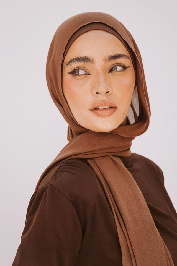 Worood Walnut Bamboo Scarf – Soft & Natural – سكارف بامبو أنيق باللون الرمادي الترابي – ورود